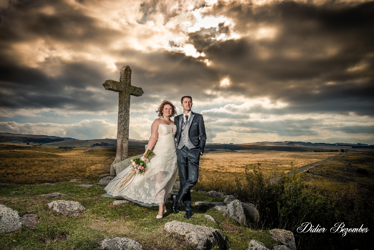 portrait de marié photos faite après le mariage sur le plateau de l'Aubrac en Aveyron 